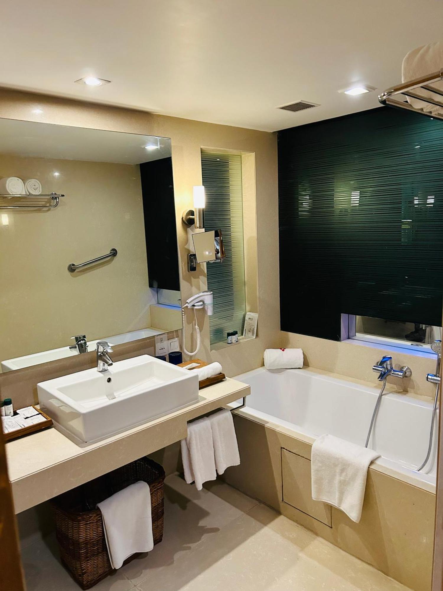 Fortune Select Sg Highway, Ahmedabad - Member Itc Hotels' Group Exteriör bild