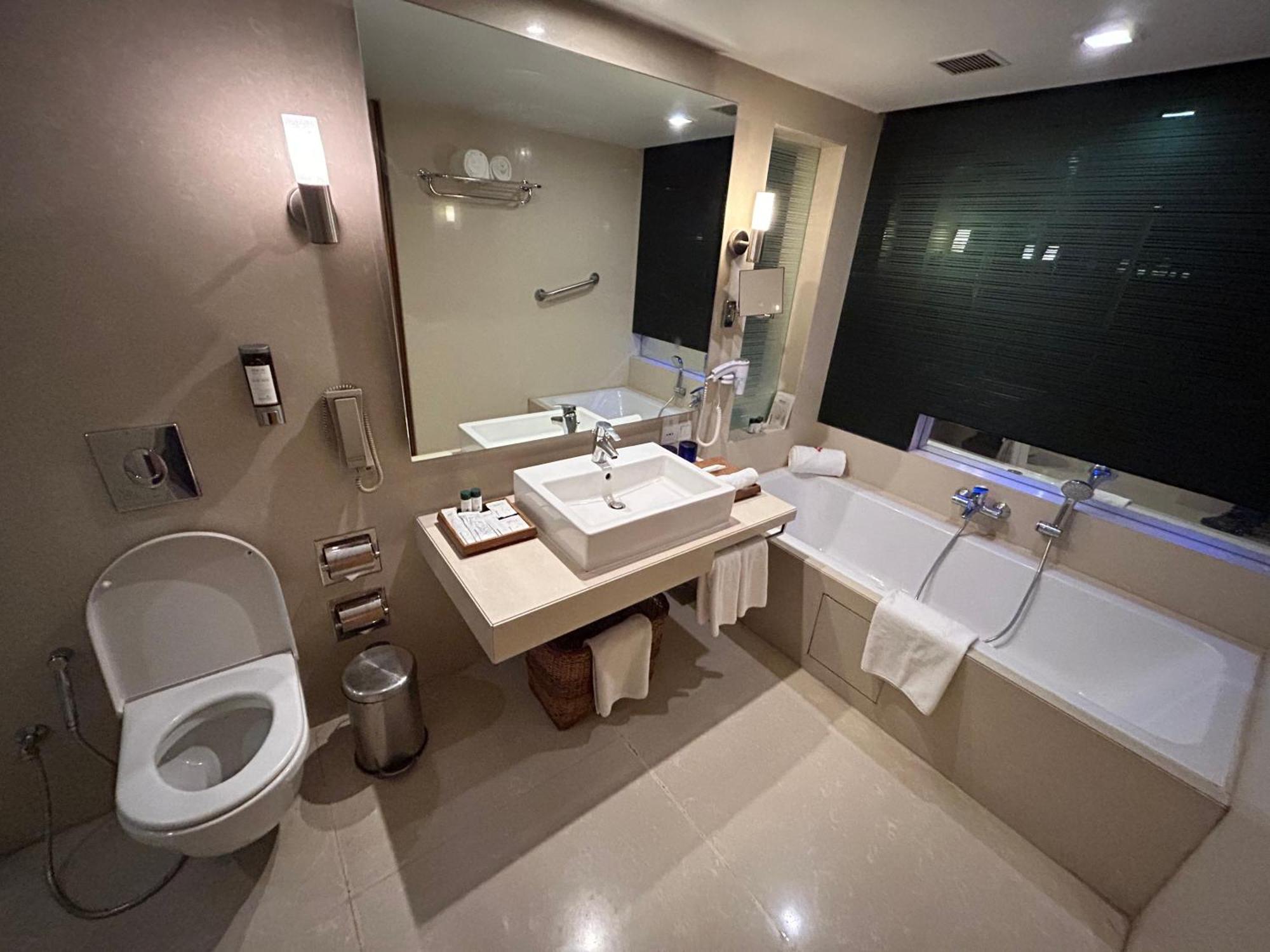 Fortune Select Sg Highway, Ahmedabad - Member Itc Hotels' Group Exteriör bild