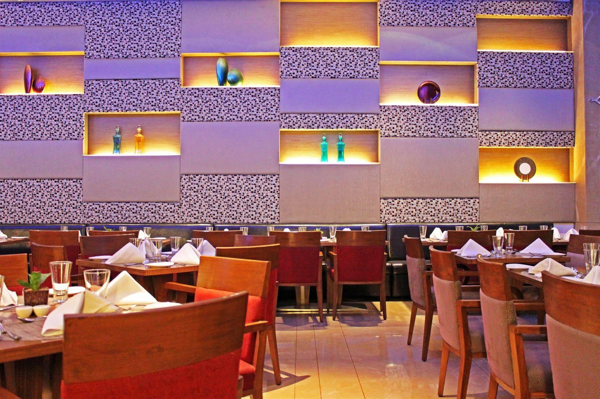Fortune Select Sg Highway, Ahmedabad - Member Itc Hotels' Group Exteriör bild