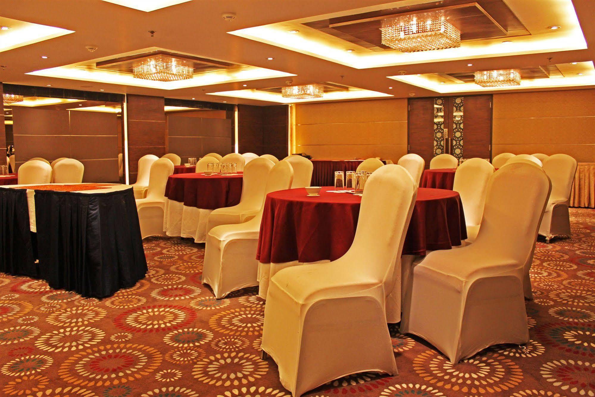 Fortune Select Sg Highway, Ahmedabad - Member Itc Hotels' Group Exteriör bild