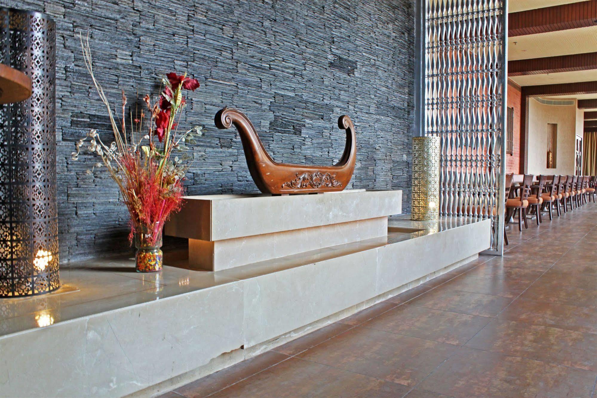 Fortune Select Sg Highway, Ahmedabad - Member Itc Hotels' Group Exteriör bild